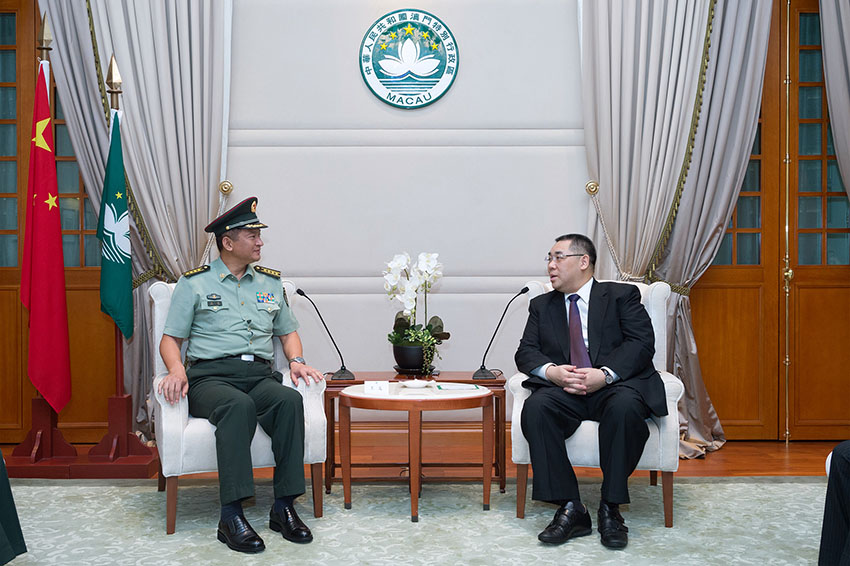 他表示,将与马必强政委共同率领驻澳部队全体官兵,继续坚持"一国两制