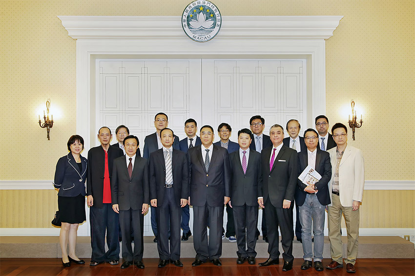 长官办公室主任谭俊荣,以及该会理事长何敬麟,副会长马若龙,蔡安安