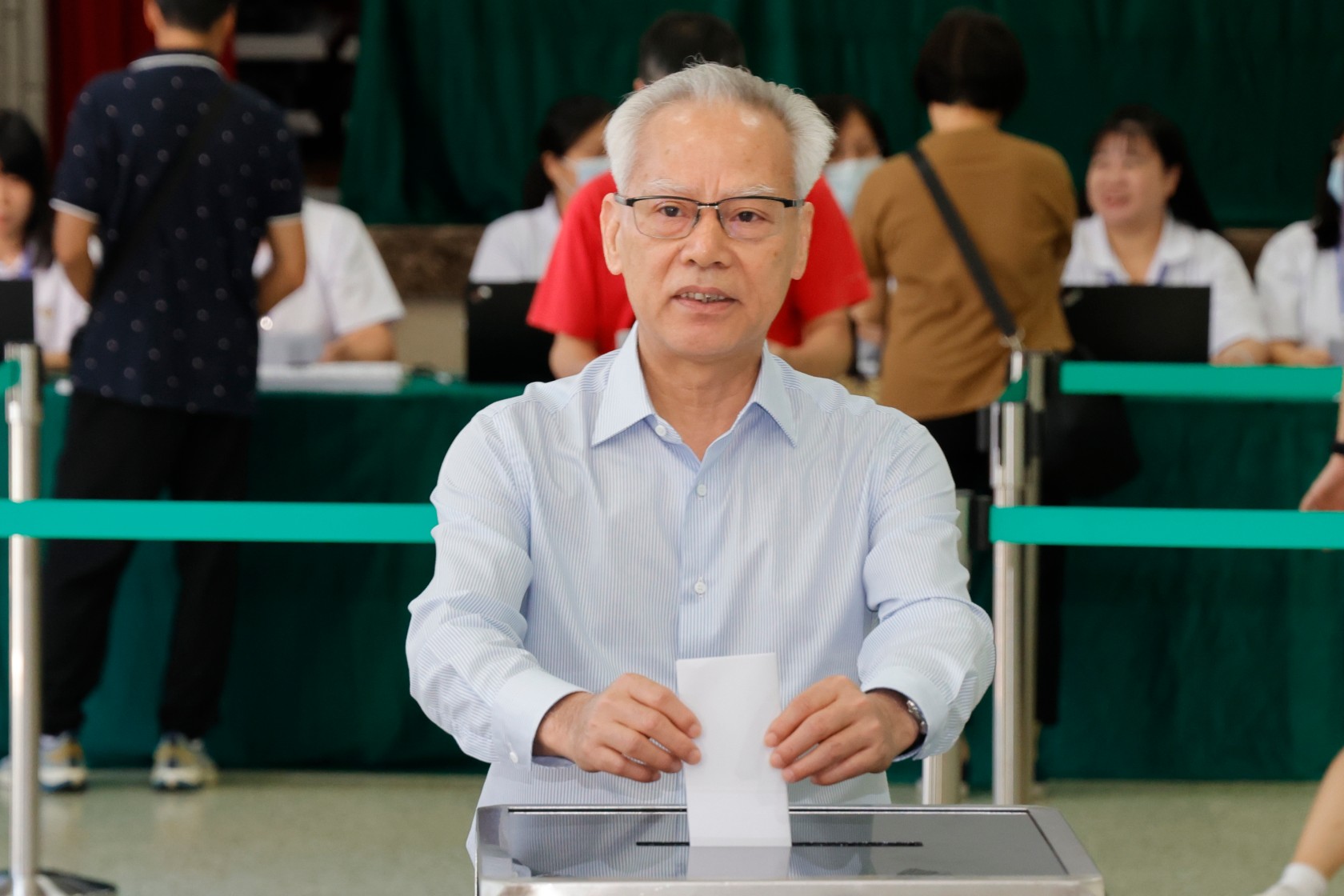 岑浩辉呼吁选民行使选举权履行公民的权利和义务